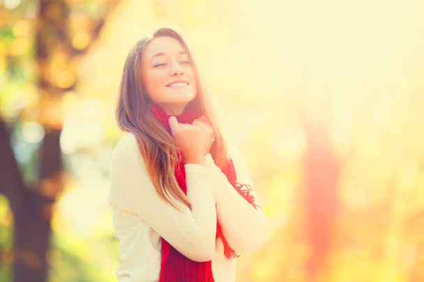 Menina adolescente em cachecol vermelho no outono ao ar livre
 - Foto, Imagem