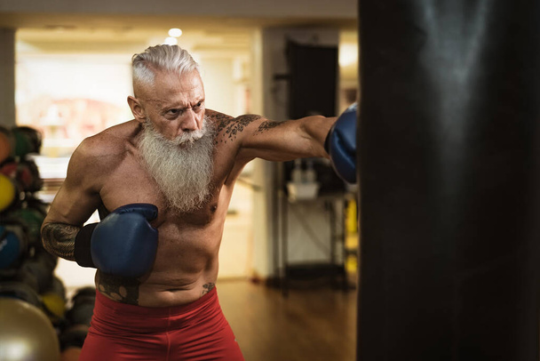 Senior man box ve sportovním tělocvičně centrum klubu - Zdravotní fitness a sportovní aktivity koncept - Fotografie, Obrázek