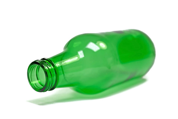 Leere grüne Glasflasche vor weißem Hintergrund - Foto, Bild