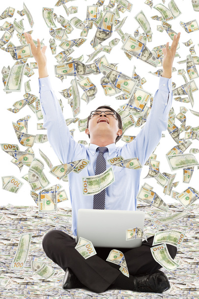 hombre de negocios feliz levantar las manos para agarrar dinero
 - Foto, imagen