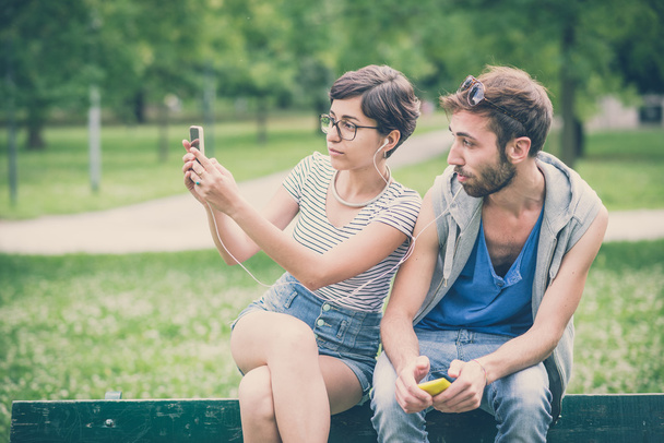 пара друзей молодой человек и женщина с помощью смартфона
 - Фото, изображение