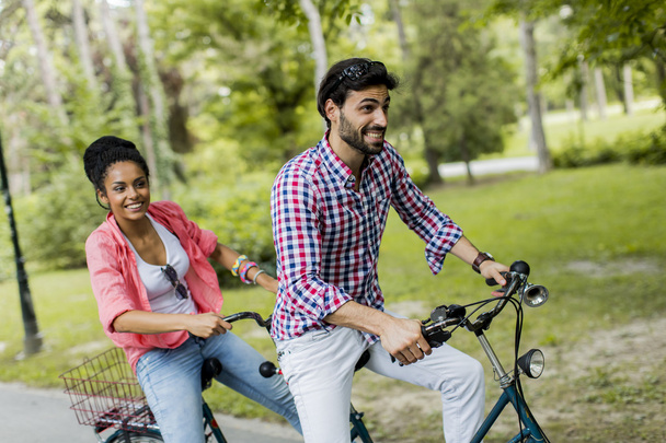 Paar auf Fahrrad unterwegs - Foto, Bild