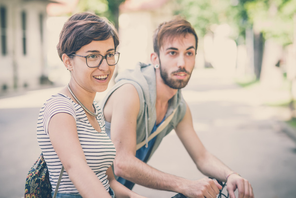 coppia di amici giovane uomo e donna in sella alla bicicletta
 - Foto, immagini