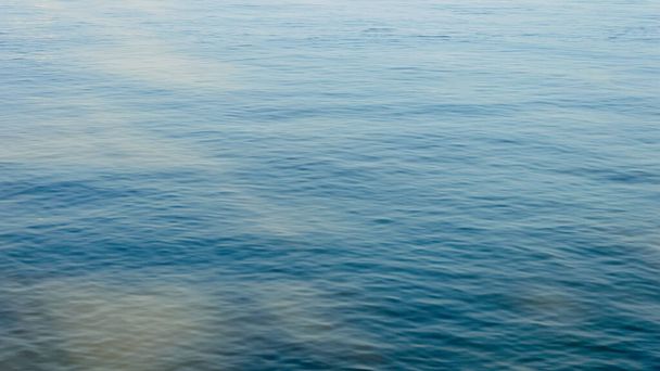 Turkoosi sininen väri vesi aalto tausta kuva. Täysi kuva. Tiivistelmä taustoista - Valokuva, kuva