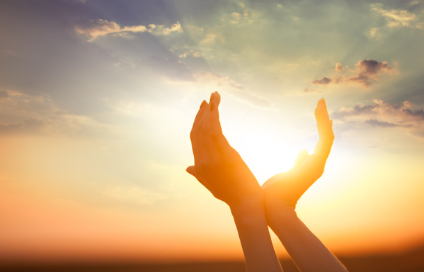 Ruce držící slunce za úsvitu - Fotografie, Obrázek