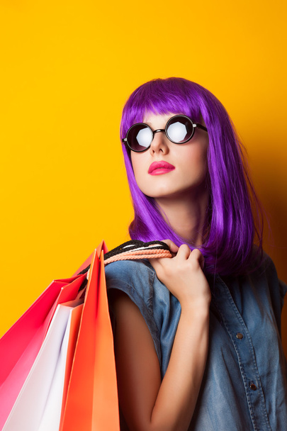 vrouwen met violet haar met shopping tassen. - Foto, afbeelding