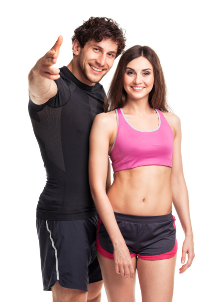 Hombre y mujer atléticos después del ejercicio físico en el blanco
 - Foto, imagen