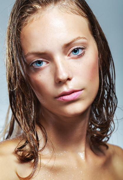 Menina lindo com gotas de água em seu rosto
 - Foto, Imagem