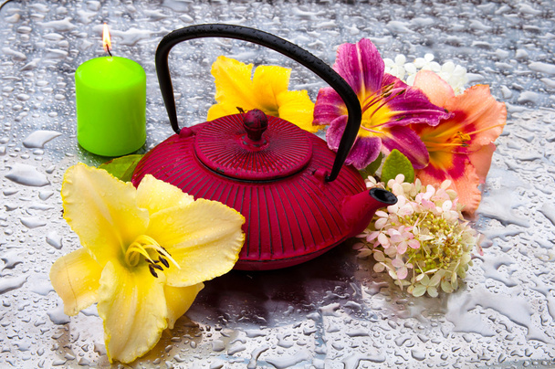 tea ceremónia: tea pot virágok, egy esős napon - Fotó, kép