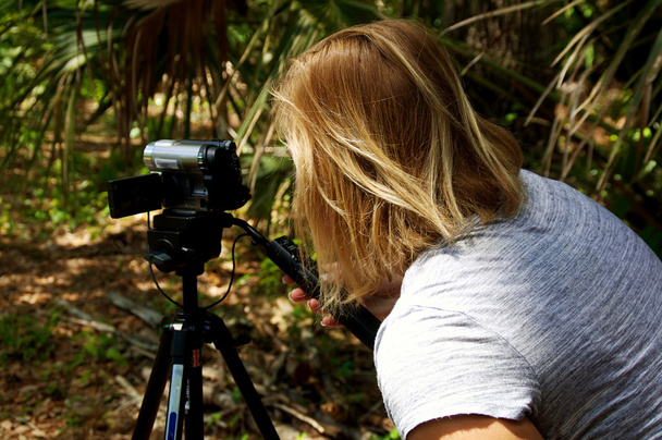 nő segítségével a videó kamerát szabadban - Fotó, kép