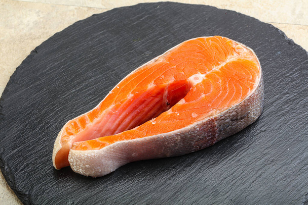 Filete de salmón crudo a bordo para cocinar - Foto, Imagen