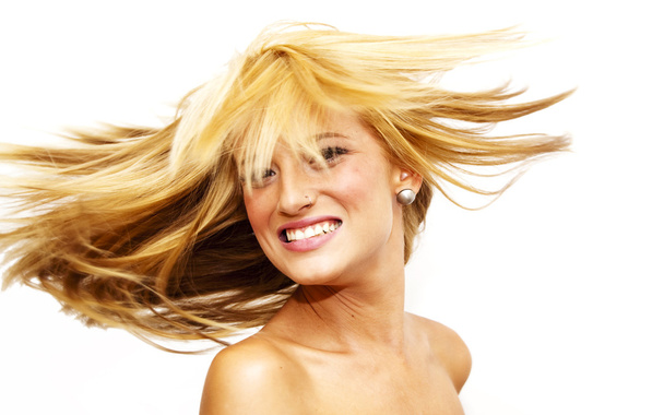 schöne blonde Frau schüttelt ihre Haare - Foto, Bild
