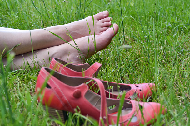 Mujer descalza
 - Foto, Imagen