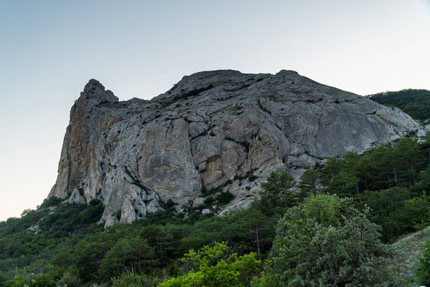 Die Halbinsel Krim. 16. Juli 2021. Bergkrimlandschaft in der Nähe der Stadt Koktebel. - Foto, Bild