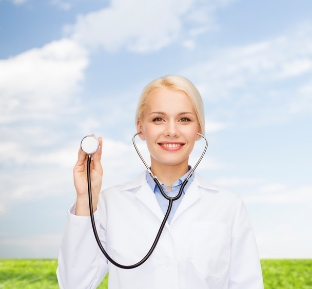 smiling female doctor with stethoscope - Foto, afbeelding