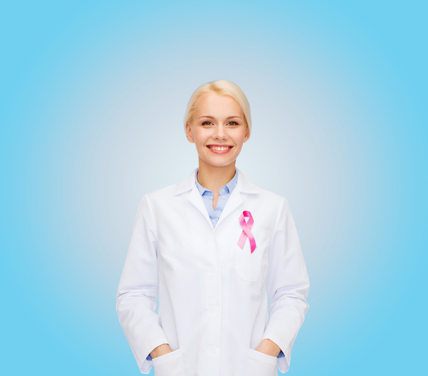 smiling female doctor with cancer awareness ribbon - Foto, immagini