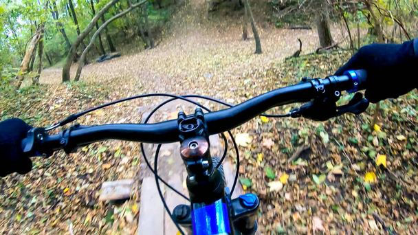 Amatööri ratsastaja polkupyörällä syksyllä - Valokuva, kuva