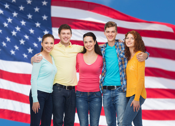 група усміхнених підлітків над американським прапором
 - Фото, зображення