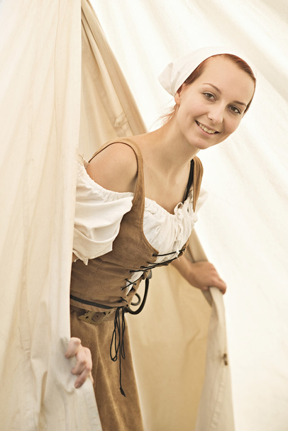 Mujer en vestido medieval
 - Foto, imagen