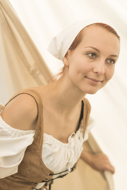 Ortaçağ elbiseli kadın - Fotoğraf, Görsel