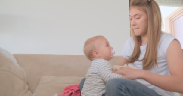 Bela mãe e sua adorável filha bebê estar juntos - Filmagem, Vídeo
