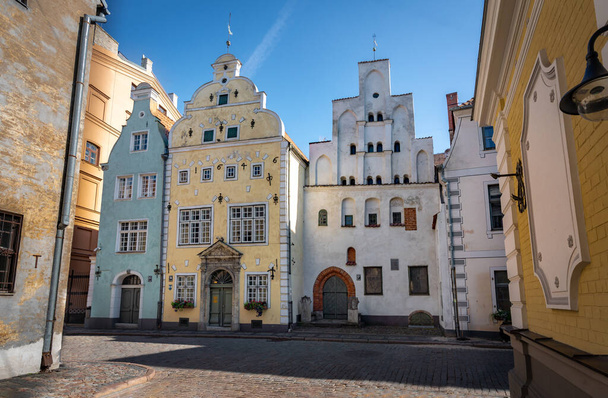 Riga 'da üç ev, en eskisi 15. yüzyılın sonlarından kalma Riga, Letonya. - Fotoğraf, Görsel