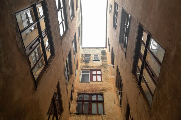 The courtyard of the house is built up around the walls. The architecture of old Europe. - Фото, зображення