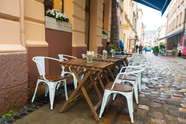 Cozy outdoor restaurant area in the old town. - Foto, Imagem