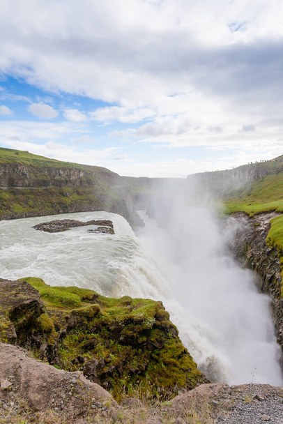 Gullfoss cae en vista de la temporada de verano, Islandia. Paisaje islandés. - Foto, imagen