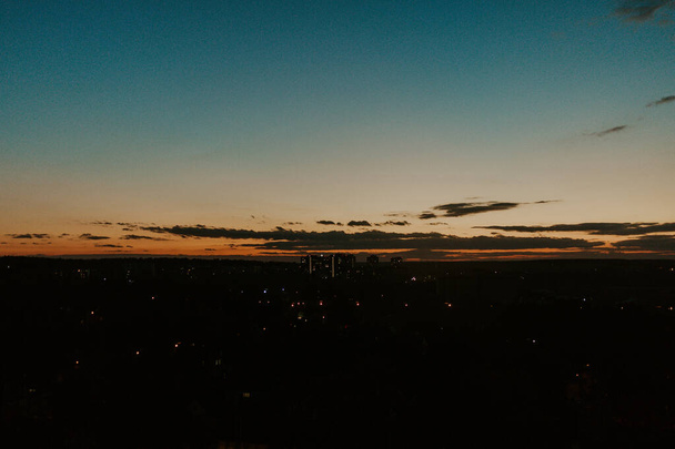 Місто під час заходу сонця. Нічний міський пейзаж, панорамний вид на місто на заході сонця
 - Фото, зображення