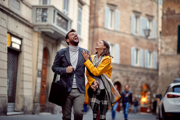 Happy caucasian couple enjoying the walk in the city together - Fotoğraf, Görsel