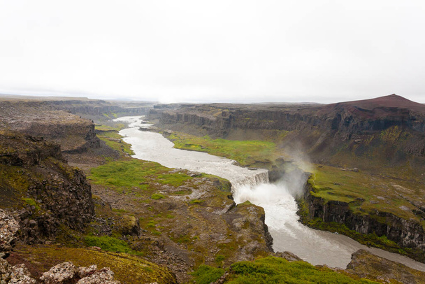 Hafragilsfoss zakochuje się w letnim sezonie widok, Islandia. Krajobraz islandzki. - Zdjęcie, obraz