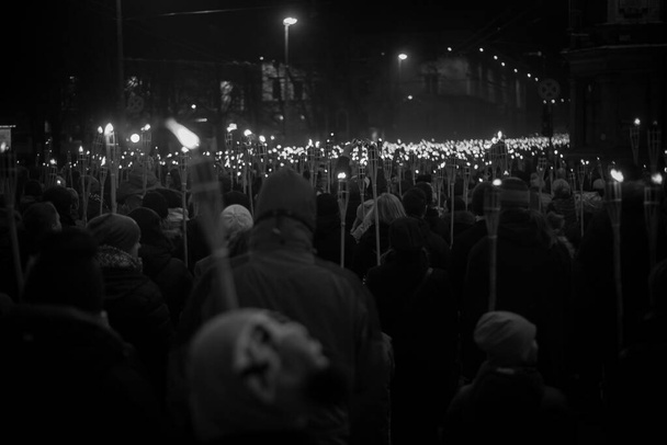 Łotewski Lacplesa dzień 11.listopad pochodnia procesja. Zapaliły się pochodnie, ludzie poszli na spacer - Zdjęcie, obraz