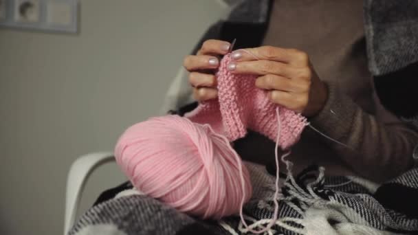 Close-up oudere vrouwen handen breien een wollen trui. - Video