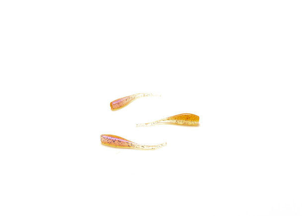 Kolme pehmeää muovisyöttiä paskankalastukseen valkoisella pohjalla. Vaaleanpunainen väri kestäviä minnoja kalastus taklaus vaihde - Valokuva, kuva