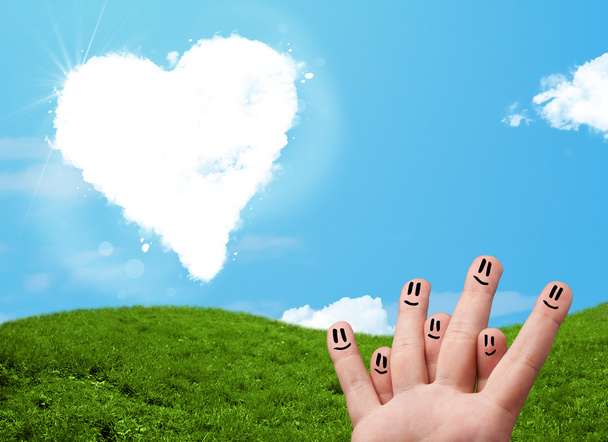 Mutlu gülen parmaklar kalp şeklindeki buluta bakıyor - Fotoğraf, Görsel
