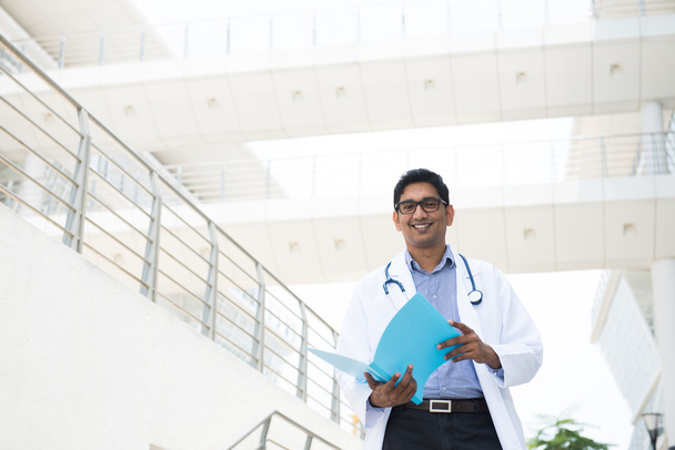 indian male doctor reading report - Valokuva, kuva