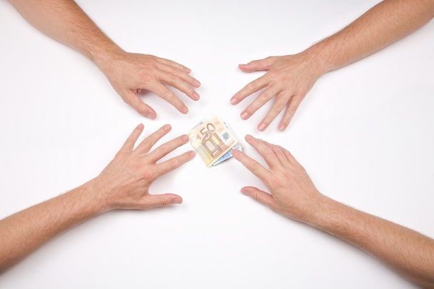 manos luchando por un fajo de euros
 - Foto, Imagen
