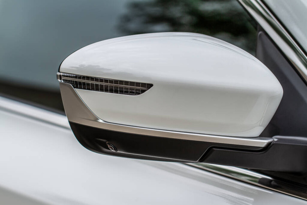 Close up front view of car side mirror. Front rear view mirror on the car window. Car exterior details. - 写真・画像