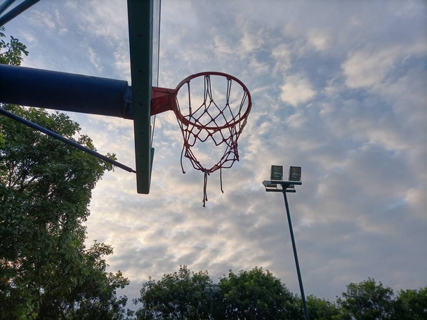 basketball hoop in the park - Foto, afbeelding