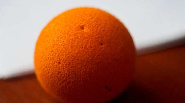 narancssárga golyó fehér háttér egy másolási hely, elvont fotó - Fotó, kép