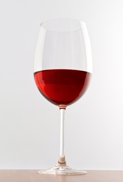 κομψό ποτήρι κόκκινο κρασί - Φωτογραφία, εικόνα