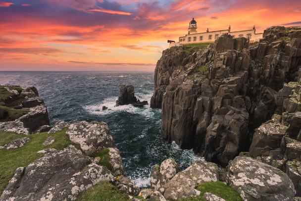 Lighthouse on Neist Point cliffs, Isle of Skye, Scotland - Foto, afbeelding