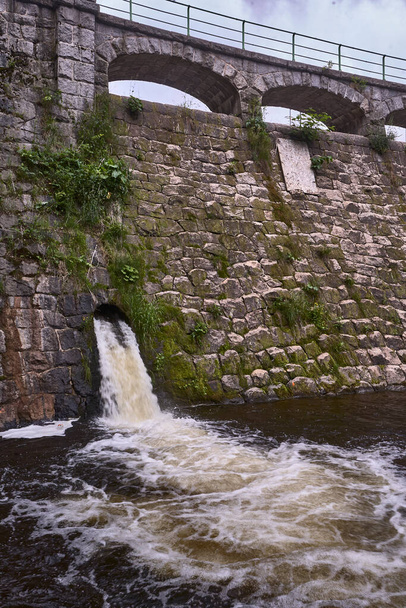 presa en el río Lomnica en Karpacz propia - Foto, Imagen
