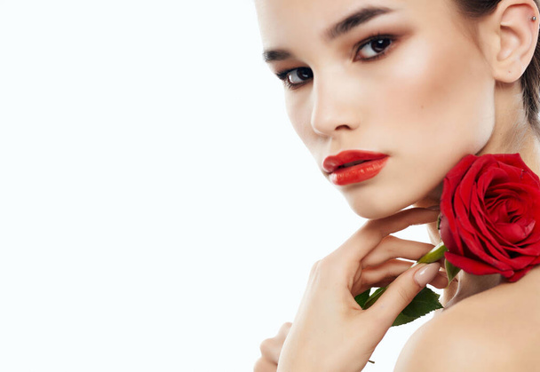жінка яскравий макіяж троянда в руці розкішний світлий фон
 - Фото, зображення