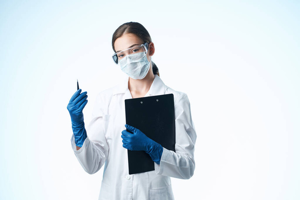 mujer médico soluciones químicas biólogo investigación estudio aislado antecedentes - Foto, Imagen