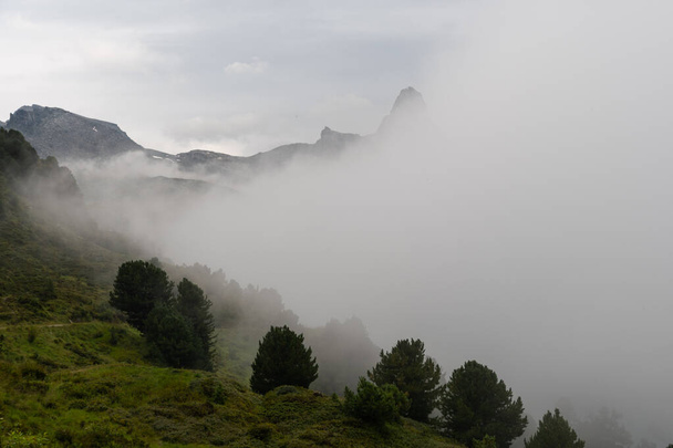 Vals, Suíça, 22 de agosto de 2021 Névoa de manhã depois de um banho de chuva no monte Zervreila - Foto, Imagem