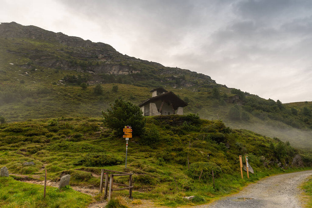 スイスのバルス2021年8月22日山の早朝に緑の草原の上にかなり小さなチャペル｜ゼルヴレイラ - 写真・画像