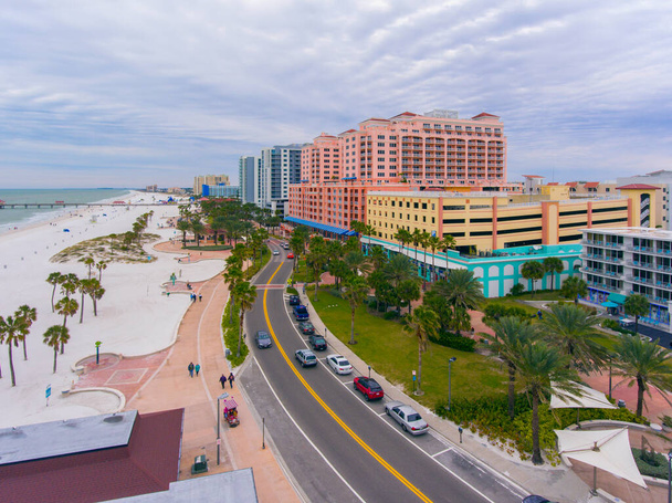 Clearwater Beach e S Gulfview Blvd vista aérea em um dia nublado, cidade de Clearwater, Flórida FL, EUA.  - Foto, Imagem