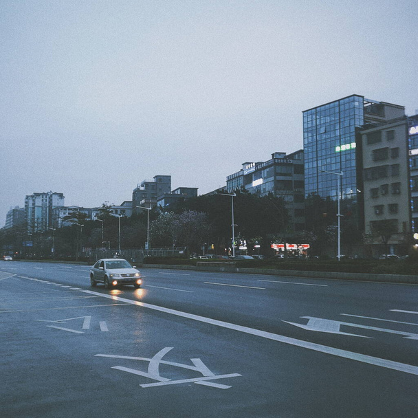 street with a road and a city - Zdjęcie, obraz